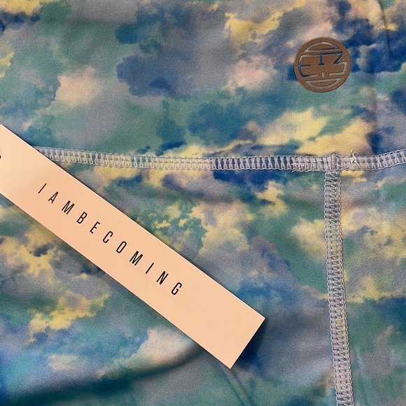 I AM BECOMING athletic shorts size 6/small - Picture 7 of 7